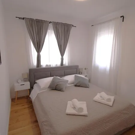 New! Jolie In - With Free Parking And Terrace! Apartment *