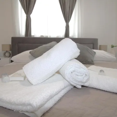 New! Jolie In - With Free Parking And Terrace! Appartement Zadar