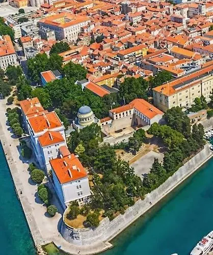 New! Jolie In - With Free Parking And Terrace!